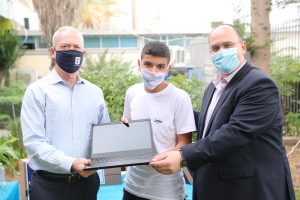 חלוקת מחשבים