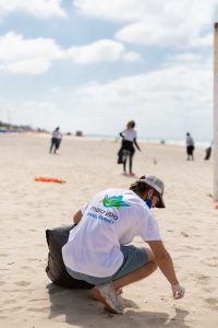עיריית בת-ים בקריאה לתושבי העיר לסייע בניקיון החופים מאסון הזפת שאירע לא מזמן