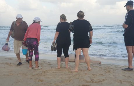 חוף בת ים : תושבים משו גופה שצפה בתוך הים