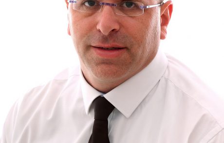 נפל במדרגות ביציאה מקניון בת ים – ויפוצה בכחצי מיליון שקלים